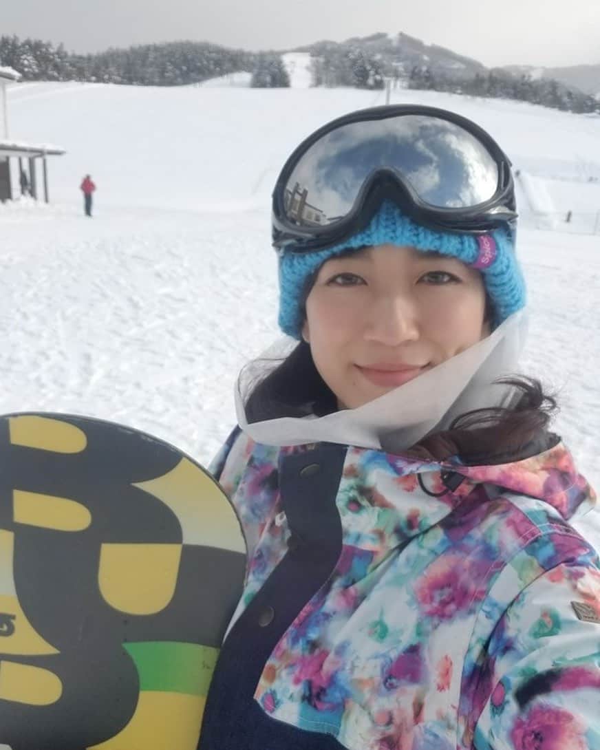 女子アナ47のインスタグラム：「福井県出身在住の土井梨津子です！ 冬のスポーツといえば？ 今回は、ワクワクが止まらない福井県自慢のウィンタースポーツをご紹介します。 スノーボード18年ぶり！ きちんと滑ることができるのでしょうか...... 詳しくはトップページのリンクから「47発信プロジェクト」へ！  #女子アナ47 # 47発信プロジェクト　#地方創生　#女子アナ　#地方局　#福井県　#土井梨津子アナウンサー  #スキー　#スノーボード　#ウィンタースポーツ」