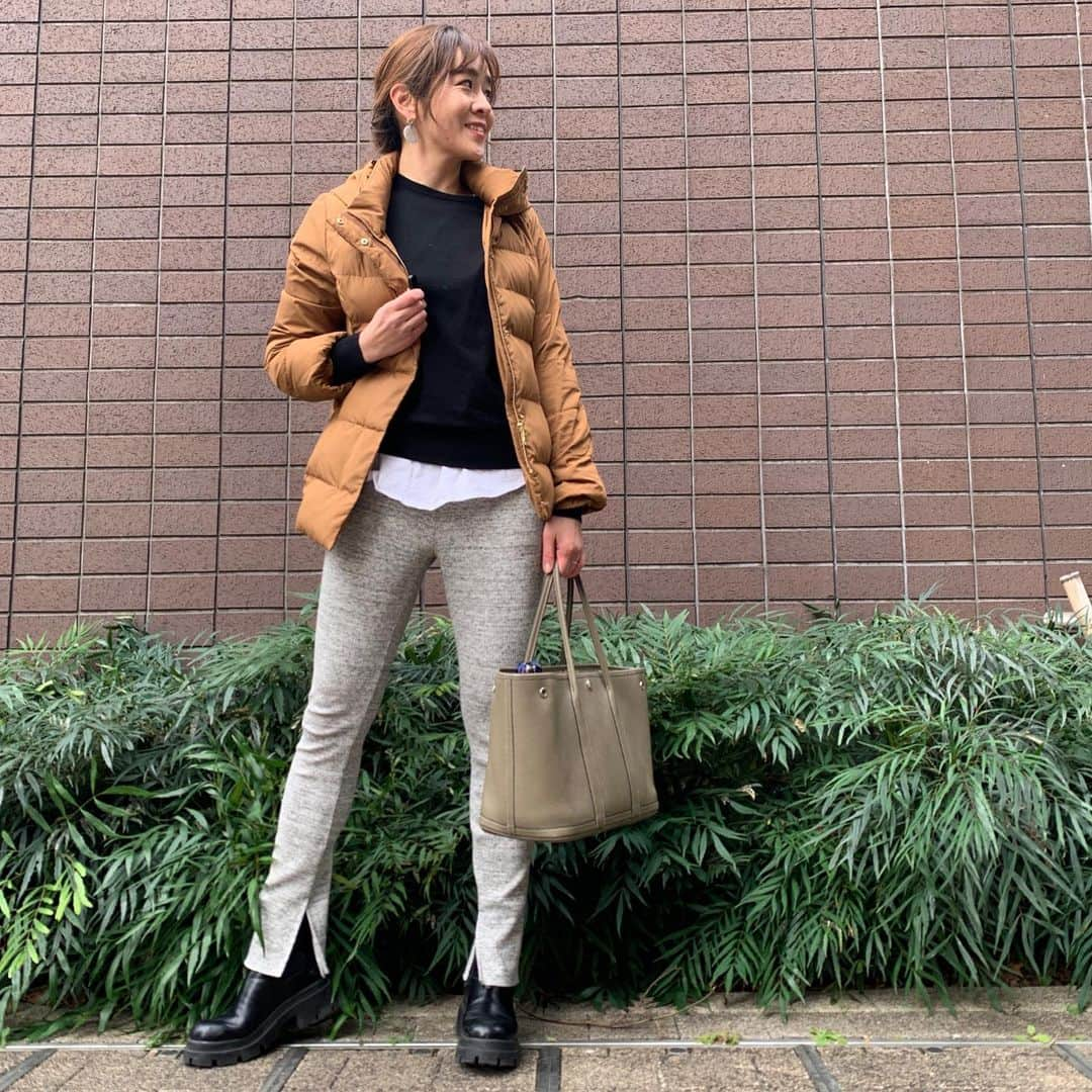 福吉 彩子のインスタグラム：「働くかあさんのご近所コーデ #uniqlo で今季一番はいているのがこちらの　#リブレギンスパンツ　柔らかいリブレ素材はテレワークの強い味方で、サイドスリットやグレーの色味がご近所お出かけスタイルにもしっくり カラーによっては欠けているサイズもあるみたいだけど、あまりに活躍しているのでもう一枚買い足す予定 ぴったりしすぎないようにLサイズを着用しています  ニット　#uniqlo  シャツ #uniqlo  パンツ　#uniqlo  ジャケット　#elura  #ワーママ #ワーママコーデ #働くかあさん  #プチプラコーデ #domanimagazine プラコーデ #Domani #ドマーニ #雑誌ドマーニ #Domanist  #domanimagazine」