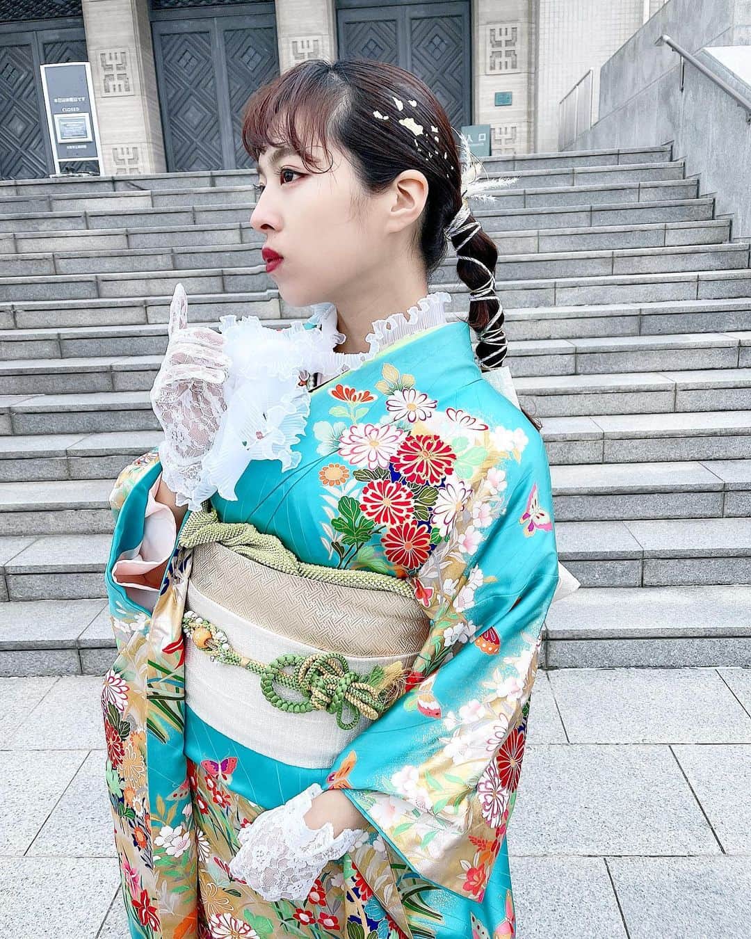 絹野志朋のインスタグラム：「. ネオ和装の撮影オフショット❤️  ネオ和装は、昔ながらの伝統的なお着物に 現代で流行っているファッション、 レースだったりを組み合わせたスタイル。  お着物の撮影ってやっぱり大好きで 着物のデザイン、色味、形、 ヘアスタイル、小物の使い方に応じて ポージングだったり表情、 表現方法を変えて魅せるのが面白い。  卒業シーズン、春の新生活、 夏の浴衣、秋の着物、お正月の初詣… お着物を着るのって いつでも誰かにとっての特別な時。  日本人が昔から大切にしている衣。 この素晴らしい文化が もっと私たち若者世代にも広まって、 そして世界にも伝わるといいな♡  #着物女子 これからも推進します🙋‍♀️ . . #モデル #大阪モデル #関西モデル #着物モデル #浴衣モデル #和服モデル #着物ヘア #着物好きな人と繋がりたい」