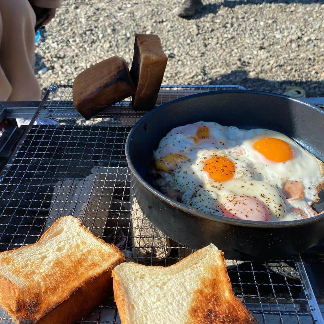 藤井アルダさんのインスタグラム写真 - (藤井アルダInstagram)「Fresh air, lake,fire pit, BBQ and sunburn...   20:30! I’m ready to sleep😌😂  #happy #freshair #friends #nature #デイキャンプ #キャンプ飯 #camping」2月23日 20時44分 - akemi_rafaela