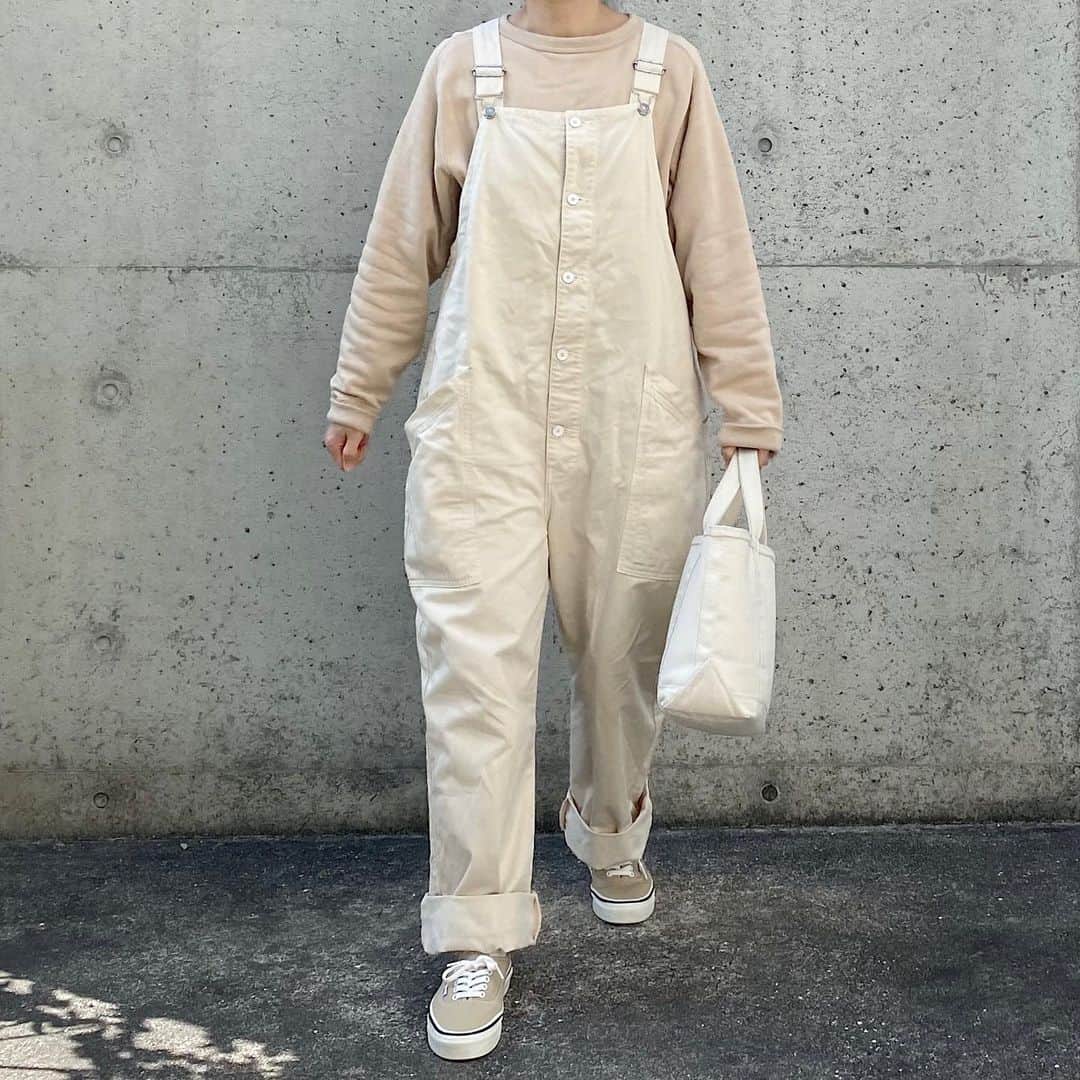 ryokoさんのインスタグラム写真 - (ryokoInstagram)「▪︎ . 白とベージュ . . . top #uniqlou  overalls #harvesty bag #llbean  shoes #vans」2月23日 20時54分 - ryo___ka