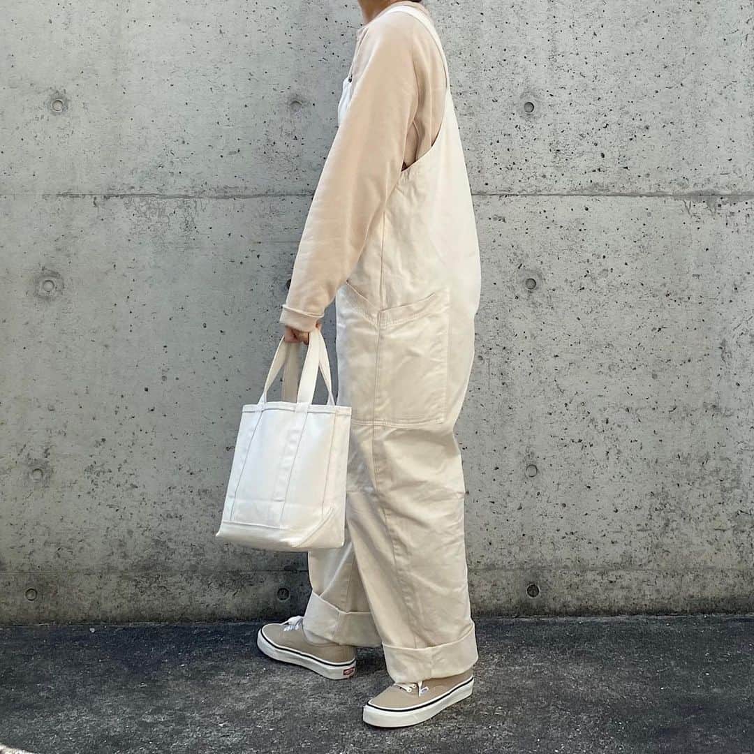 ryokoのインスタグラム：「▪︎ . 白とベージュ . . . top #uniqlou  overalls #harvesty bag #llbean  shoes #vans」