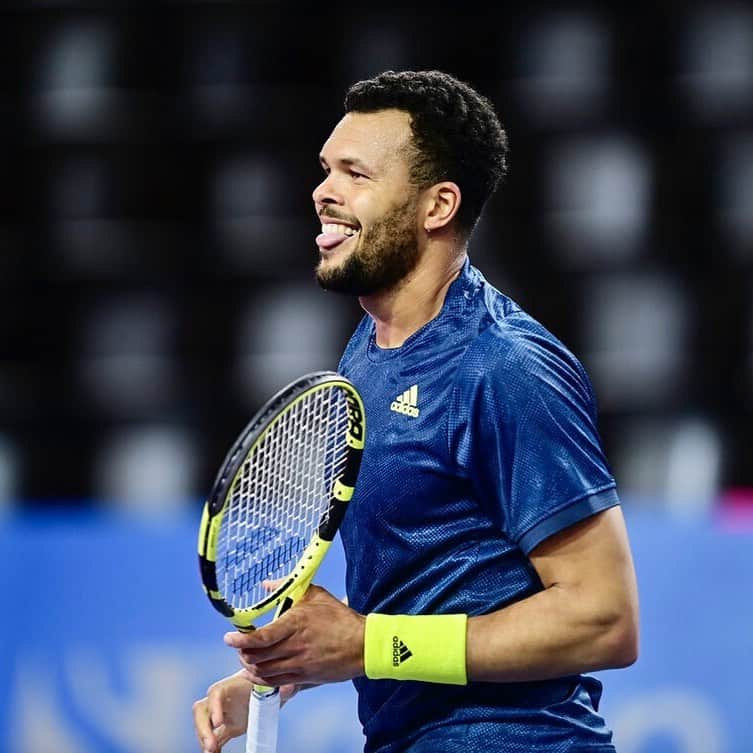 ジョー＝ウィルフリード・ツォンガのインスタグラム：「Je me sens privilégié d’avoir été à nouveau sur le court. Après des mois d’efforts, me voilà récompensé 🙌🏽 J’espère que mes performances vont continuer de croître et que je vais être vite en capacité de gagner des matchs 💪🏽 Affronter la nouvelle génération incarnée par @sebastiankorda est un vrai challenge. Il fera partie des joueurs qui joueront pour les titres 🏆 📸 J.B. Autissier - Panoramic | @opensuddefrance」