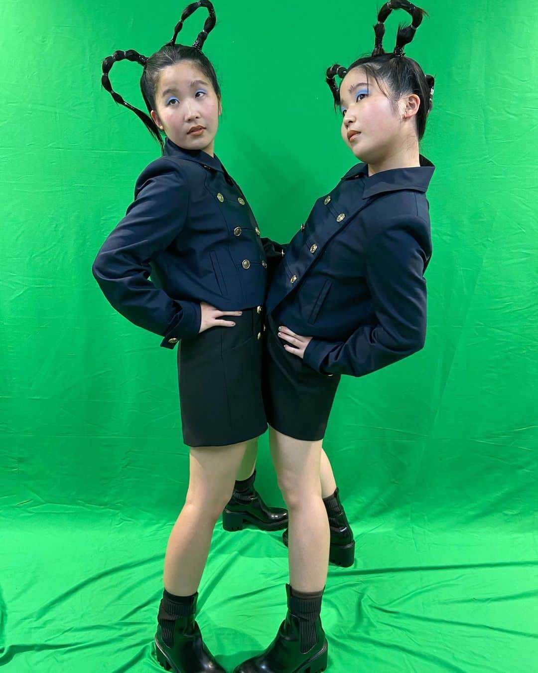 のインスタグラム：「coming soon....🐶🌏🐶🌏  #chai #twins #双子　#manakana #マナカナ　#complex」