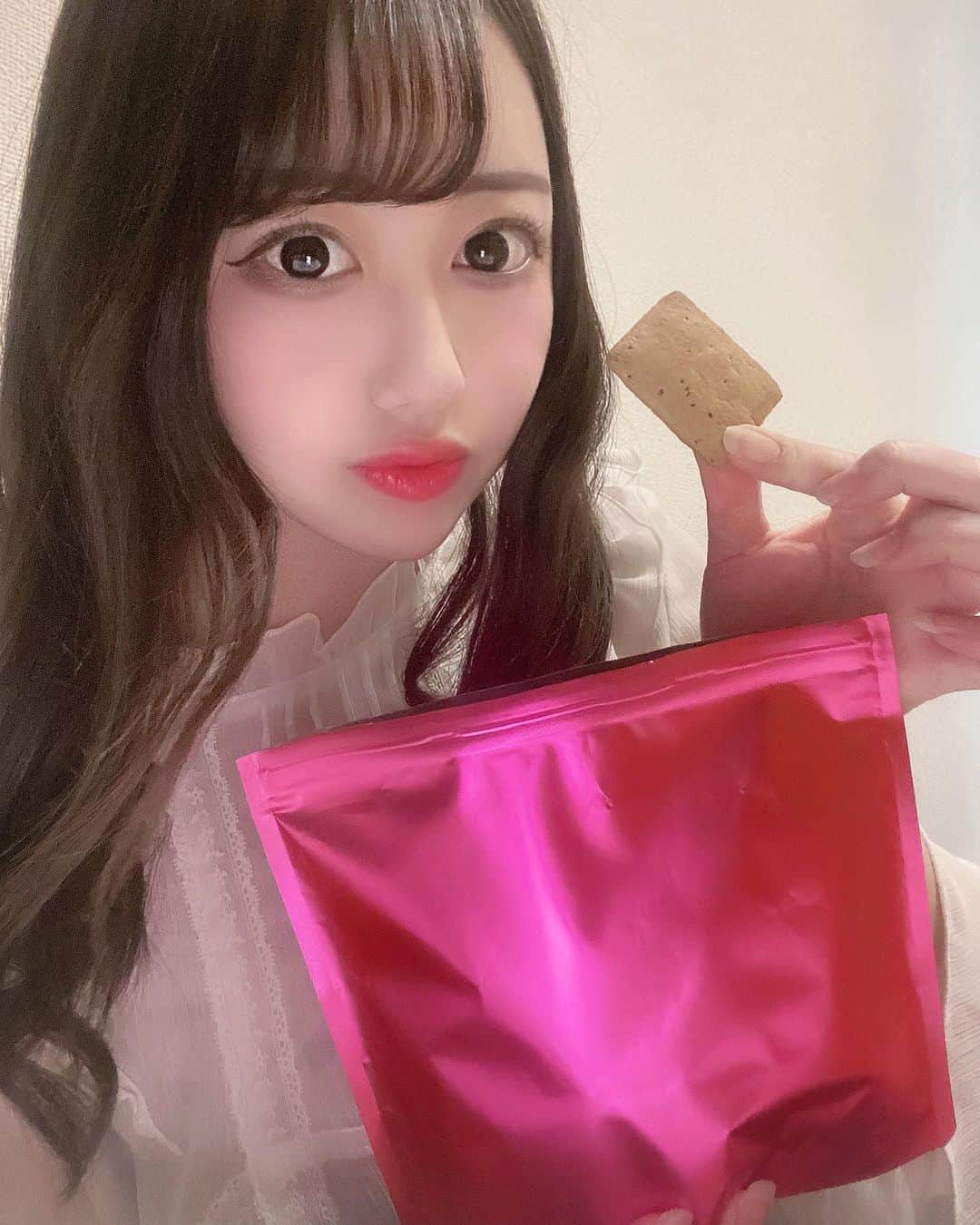のインスタグラム：「米ぬかの栄養素が原材料の スーパーフードチアシード入りの ダイエットクッキー🍪  「美女クッキーBeauceBran」 @bijocookie_beaucebran     めっちゃサクサクでお砂糖を 使ってないのに甘くて美味しい💕  5枚食べたらかなり満腹感があって、 しかもたった32キロカロリーしか ないので罪悪感なく食べれちゃいます❣️  ダイエット頑張りたい人には 本当におすすめです✨✨  #美女クッキー #beaucebran #美女クッキーbeaucebran #PR #ダイエット  #ダイエット記録 #ダイエットアカウント #ダイエット仲間募集中 #ダイエット仲間と繋がりたい #食べて痩せるダイエット #美容 #スキンケア #肌質改善 #肌ケア #美肌になりたい #美肌作り #美肌ケア #メイク #美肌食 #米ぬか」