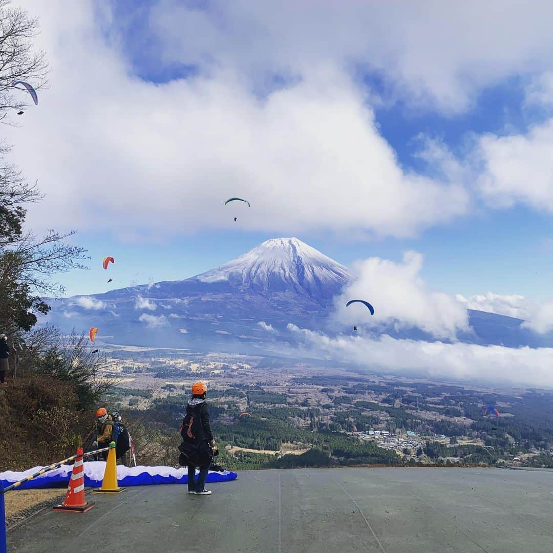 本田剛文さんのインスタグラム写真 - (本田剛文Instagram)「絶対、日本一になるでね！  #富士山 #富士山の日  #日本一 #てっぺん #パラグライダー #ボイメン」2月23日 20時48分 - boymen_honda