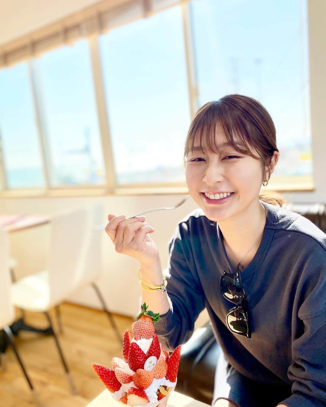 権田裕美さんのインスタグラム写真 - (権田裕美Instagram)「. 主人とのお2人様タイムきたー✨ . 前回は混雑中で断念しましたが、 平日オフにリベンジです💕 . 見てうっとり、食べてうっとり🥺❤️ 息子には言えない、 主人との秘密ができてしまいました🥺(笑) . . 体が欲してるときは、 素直に食べて次の日からまた動く✨ . . . . . . . . . . . . . . .  #早川農園#石垣いちご#静岡モデル #静岡県#静岡観光 #静岡グルメ #ヨガインストラクター#ゆみヨガ#脂肪燃焼#寝ながらストレッチ#筋トレ動画#筋トレ女子#筋トレダイエット#ジムウェア#ヨガウェア#ジムトレーニング#筋トレ女子 と繋がりたい#腹筋割りたい#薬膳コーディネーター ネーター#ランニング女子#低カロリー高タンパク質#筋トレ動画#ダイエット方法#痩せ方#美尻#お尻ストレッチ#ヨガ動画#むくみ解消 #むくみ改善 #筋膜リリース#男の子ママ」2月23日 20時49分 - yumigonda