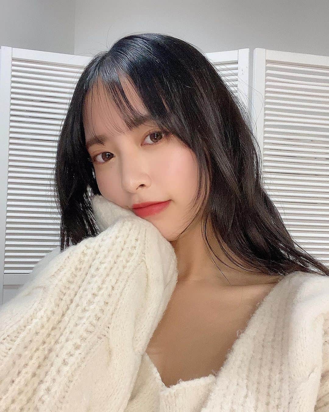 大槻りこのインスタグラム：「🤳🤍 . . . . #niceclaup #部屋着  #3枚目、後ろになにか見えた？？」