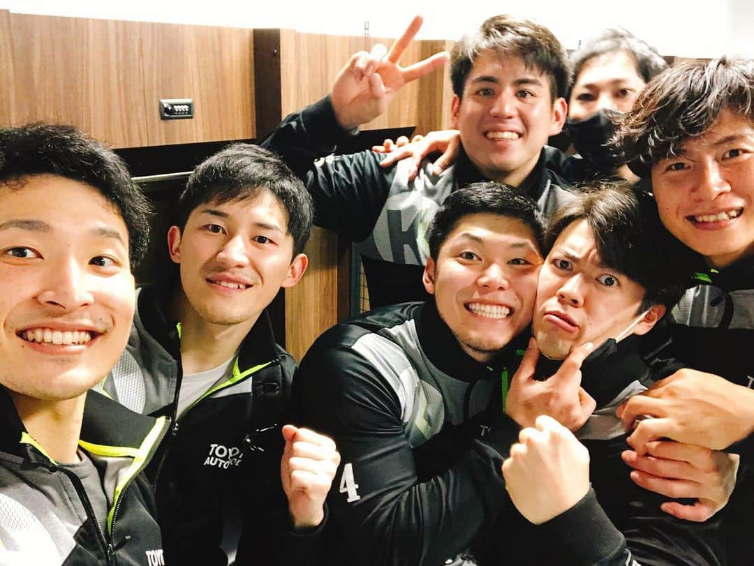 吉野樹さんのインスタグラム写真 - (吉野樹Instagram)「.  JHL vs 豊田合成 33-28で勝利しました！  久しぶりの有観客での試合 とても興奮しました！最高でした！ 有観客で開催できたことに感謝しています。 会場まで来てくださった人も画面越しで応援してくださった人も、ありがとうございました。  チーム全員で盛り上げて 勝つチームというのを目指して プレーオフに向けてどんどんチームを上げていきたいと思います。 応援宜しくお願い致します💪💪  #トヨタ車体 #oneteam #win #handball #エントリオ #すごい会場だった #興奮した #こういう会場が日本で増えていったらいいな #いい写真」2月23日 20時50分 - tatsuki.yoshino23