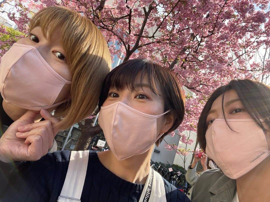 のインスタグラム：「・ @cosmekitchen のマスク可愛い🌸 3人でお揃いやっほ〜😷😷😷 ・ #cosmekitchen #マスク #桜」