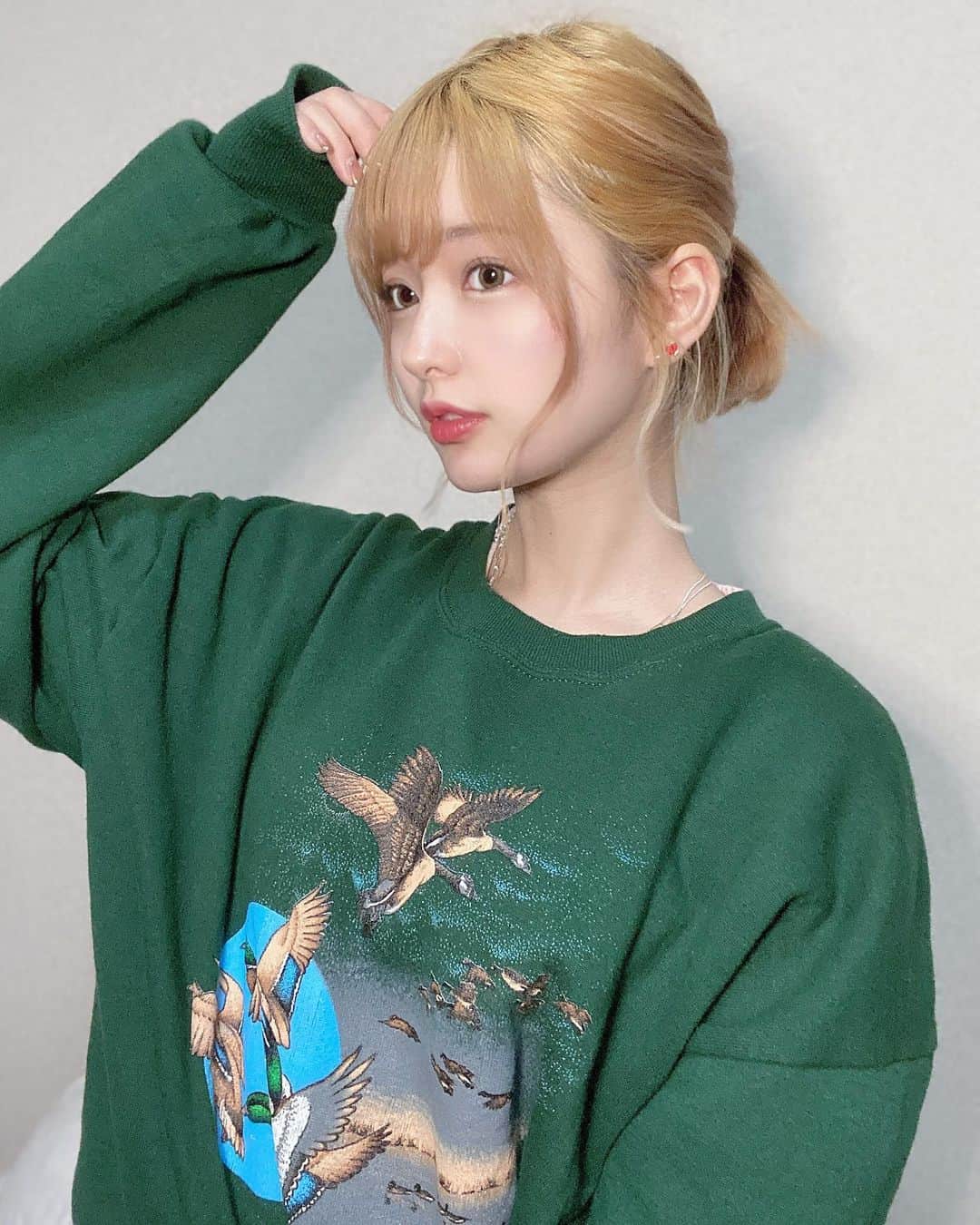sarimaru(国木田さりまる)のインスタグラム：「古着って男女問わず共有できるから良いよね☑︎ このトレーナーかなり掘り出し物だと思っている🦆🏳️‍🌈」