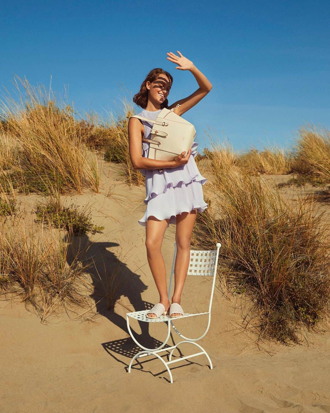 フルラのインスタグラム：「Soaking up the sun to lighten up.  Based on a true story from the new #FunFurla world.  #thefurlasociety #furlafeeling #newcollection #furla #accessories #fashion」