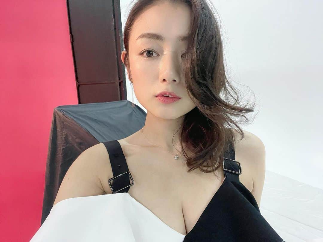 片山萌美のインスタグラム：「週刊アサヒ芸能の表紙に片山がいるようです✨ みなさんと目が合いますように👁  #アサヒ芸能　 #表紙 #moemikatayama」