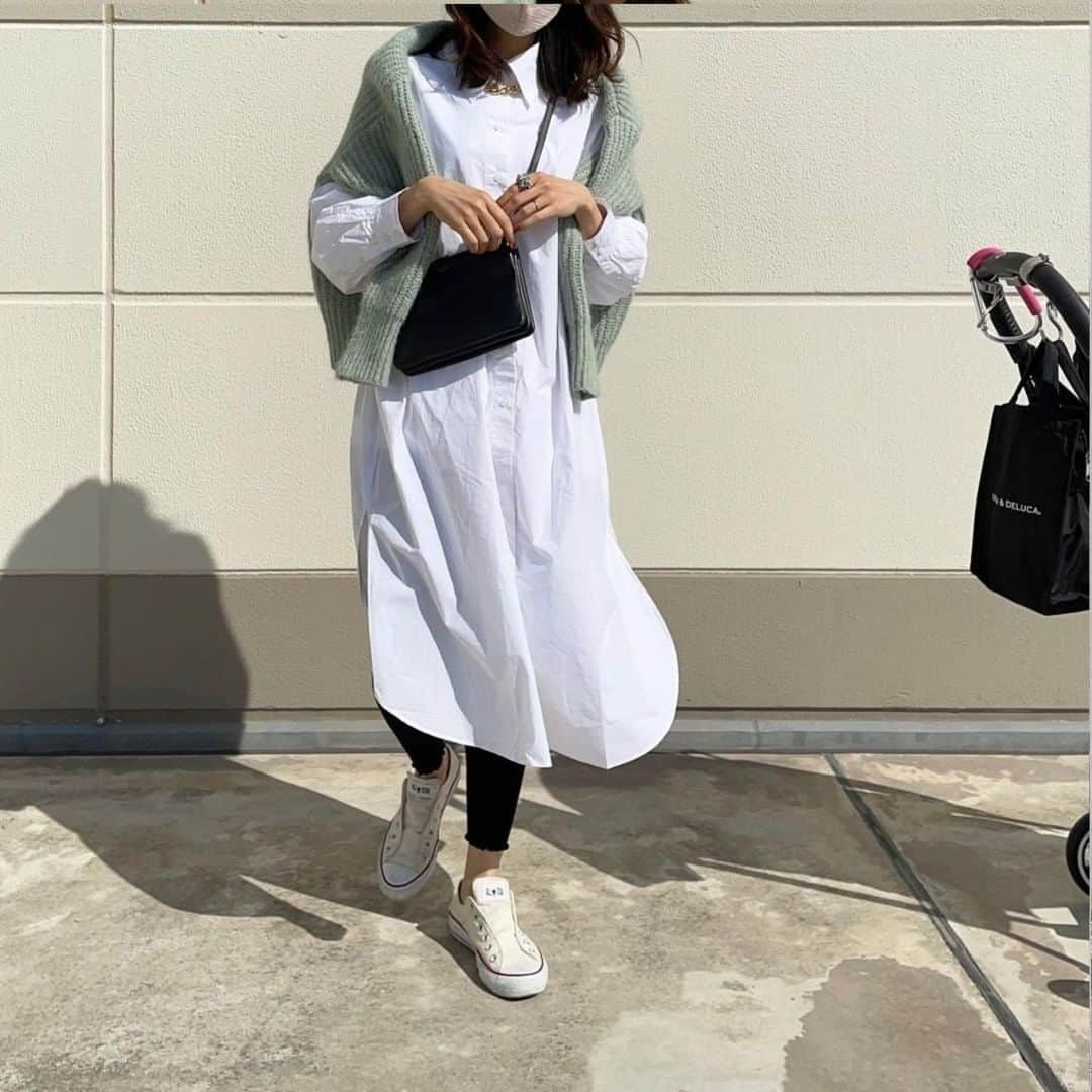 MINEさんのインスタグラム写真 - (MINEInstagram)「. . . シャツワンピ×レギンスコーデ♡ 春色ニットを肩にかけてワンポイントに✨ 肌寒くなっても◎ . shirt #handm #hm cardigan #zara leggings #uniqlo bag #celine shoes #converse . アイテムの詳細はアカウントをチェック♡ ＠emi0830emi さん 素敵なコーデの紹介ありがとうございます！ . . ♡コーデ募集♡ お気に入りのコーデに #mineby3mootd #mineプチプラ部 のハッシュタグ をつけて投稿してください💕﻿ 投稿していただいた中から選ばれた投稿はMINEの記事や広告、MINE公式インスタグラムにてご紹介させてもらいます！ あなたもMINEに載れるかも😍 . . #mineby3mootd #mineプチプラ部 #プチプラコーデ #mineアイテム部 #きょコ #今日のコーデ #お洒落さんと繋がりたい #コーデ記録 #大人カジュアル #大人シンプルコーデ #大人シンプル #シンプルコーデ #秋冬 #秋冬コーデ #冬コーデ #春コーデ #シャツワンピ #シャツワンピース #レギンス #カーディガン #カーデ #春色」2月23日 20時55分 - mineby3m
