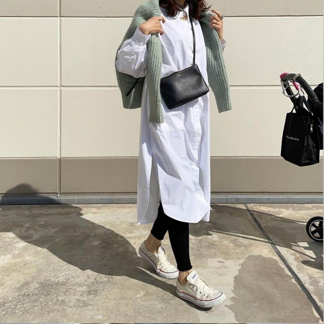 MINEのインスタグラム：「. . . シャツワンピ×レギンスコーデ♡ 春色ニットを肩にかけてワンポイントに✨ 肌寒くなっても◎ . shirt #handm #hm cardigan #zara leggings #uniqlo bag #celine shoes #converse . アイテムの詳細はアカウントをチェック♡ ＠emi0830emi さん 素敵なコーデの紹介ありがとうございます！ . . ♡コーデ募集♡ お気に入りのコーデに #mineby3mootd #mineプチプラ部 のハッシュタグ をつけて投稿してください💕﻿ 投稿していただいた中から選ばれた投稿はMINEの記事や広告、MINE公式インスタグラムにてご紹介させてもらいます！ あなたもMINEに載れるかも😍 . . #mineby3mootd #mineプチプラ部 #プチプラコーデ #mineアイテム部 #きょコ #今日のコーデ #お洒落さんと繋がりたい #コーデ記録 #大人カジュアル #大人シンプルコーデ #大人シンプル #シンプルコーデ #秋冬 #秋冬コーデ #冬コーデ #春コーデ #シャツワンピ #シャツワンピース #レギンス #カーディガン #カーデ #春色」