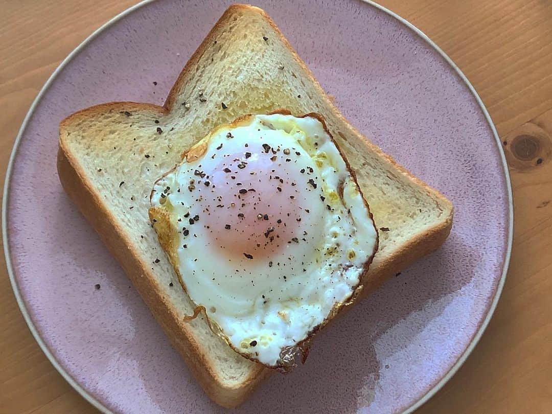 阿知波妃皇のインスタグラム：「🍞」