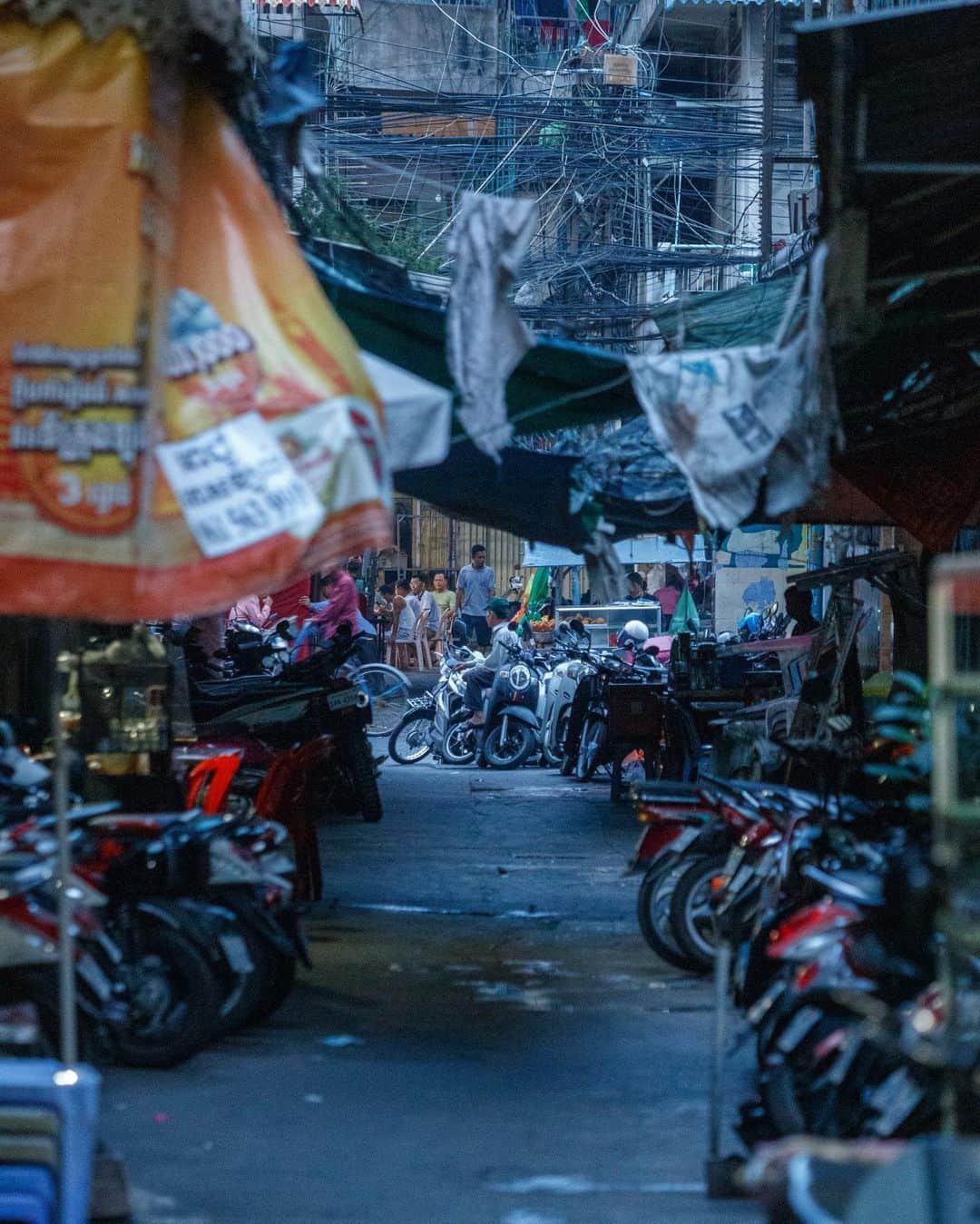 Shunsuke Miyatakeさんのインスタグラム写真 - (Shunsuke MiyatakeInstagram)「Blue morning 0613am, Phnom Penh, Cambodia」2月23日 20時57分 - casadetake