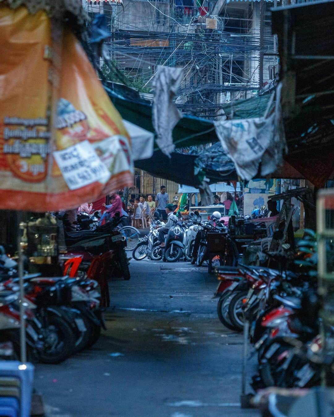 Shunsuke Miyatakeのインスタグラム：「Blue morning 0613am, Phnom Penh, Cambodia」
