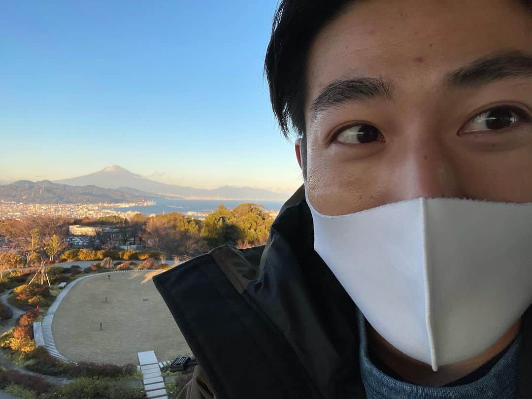 須藤誠人のインスタグラム：「‪きょうは富士山の日🗻 昨日に続いてトレンドに乗っかっちゃいます😊‬ ‪写真は年始に綺麗な富士山を拝んだときのものです🙌‬ ‪今年で静岡に住んで丸３年になりますが今も写真たくさん撮っちゃいますねぇ☺️‬ 東京の家族に自慢のように富士山の写真をよく送っているんです😏  ‪#富士山 #富士山の日‬」