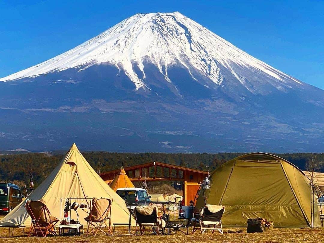 CAMP_HACKさんのインスタグラム写真 - (CAMP_HACKInstagram)「2月23日は「富士山の日」。富士山が眺められるキャンプ場はたくさんありますが、人気の「ふもとっぱら」から臨むその姿は圧巻！　四季折々の様々な富士山が間近で拝めます。 . . from CAMP HACK . CAMP HACKであなたのキャンプライフを取材します！ 『#camphack取材』を付けて投稿！ . Photo by @kei_stance618  さん . #camp #camping #camphack #outdoorlife #outdoor #trip #travel #japan #followme #weekend #travelling #outdoorgirl #family #familytrip #キャンプ #アウトドア #キャンプ道具 #キャンプ初心者 #家族 #外遊び #自然 #キャンプ場 #お出かけ」2月23日 21時00分 - camp_hack