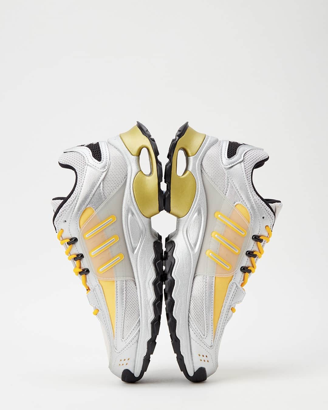 エルエヌシーシーのインスタグラム：「@adidas channels all of the best parts of '00s performance sneakers and reimagines them to create the Thesia Sneakers, a lifestyle sneaker with superior comfort.」