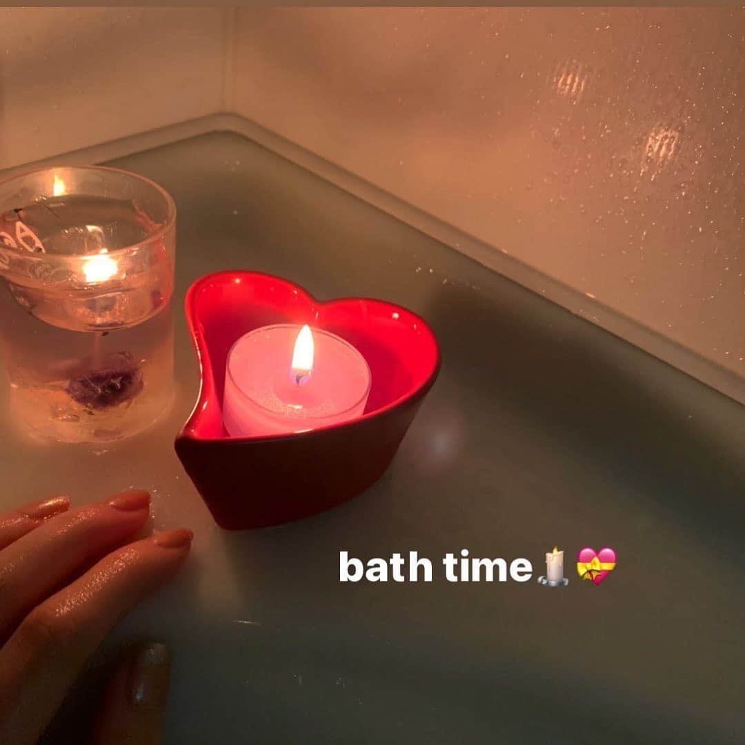 RiLiさんのインスタグラム写真 - (RiLiInstagram)「おうち時間をさらに充実させる💫こだわりの【バスタイム】🛁💋⁣ ......⁣ ゆっくりとお風呂に入ると心も体もリラックスできるよね😌ささっとシャワーではなく、ゆっくり【バスタイム】で充実した時間に✨⁣ 半身浴をする時などお風呂にいろいろ持ち込みたいなら、まずはバストレイを準備するのがおすすめ🐰💫ドリンクやキャンドルなど濡らしたくないものを置けるから安心して持ち込めるの🎶⁣ 冬のおうち時間も充実して過ごせるようにバスタイムにもこだわって過ごしてみてね😊💕⁣ ❣❣❣❣❣⁣ サイトやSNSで掲載させていただくお写真募集中😘📸⁣ かわいいコーデやアイテム、注目スポットなどが撮れたら、ハッシュタグ→#rili_tokyo  を付けて投稿❗⁣ ．⁣ Special Thanks💋 Photo by⁣ @me.shy.key⁣ @mzu_97⁣ @__milkcrape_⁣ ⁣ @insta_mivida⁣ @yunm___⁣ @______mem.e._⁣ @_0908r⁣ @chanom_gram⁣ ⁣ .⁣ #バスタイム #リラックスタイム #おうち時間 #バストレイ #rili_tokyo #おしゃれさんと繋がりたい #お洒落さんと繋がりたい #ファッション #패션스타그램 #ootd #outfit」2月23日 21時01分 - rili.tokyo