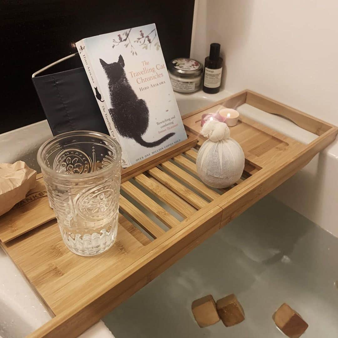 RiLiさんのインスタグラム写真 - (RiLiInstagram)「おうち時間をさらに充実させる💫こだわりの【バスタイム】🛁💋⁣ ......⁣ ゆっくりとお風呂に入ると心も体もリラックスできるよね😌ささっとシャワーではなく、ゆっくり【バスタイム】で充実した時間に✨⁣ 半身浴をする時などお風呂にいろいろ持ち込みたいなら、まずはバストレイを準備するのがおすすめ🐰💫ドリンクやキャンドルなど濡らしたくないものを置けるから安心して持ち込めるの🎶⁣ 冬のおうち時間も充実して過ごせるようにバスタイムにもこだわって過ごしてみてね😊💕⁣ ❣❣❣❣❣⁣ サイトやSNSで掲載させていただくお写真募集中😘📸⁣ かわいいコーデやアイテム、注目スポットなどが撮れたら、ハッシュタグ→#rili_tokyo  を付けて投稿❗⁣ ．⁣ Special Thanks💋 Photo by⁣ @me.shy.key⁣ @mzu_97⁣ @__milkcrape_⁣ ⁣ @insta_mivida⁣ @yunm___⁣ @______mem.e._⁣ @_0908r⁣ @chanom_gram⁣ ⁣ .⁣ #バスタイム #リラックスタイム #おうち時間 #バストレイ #rili_tokyo #おしゃれさんと繋がりたい #お洒落さんと繋がりたい #ファッション #패션스타그램 #ootd #outfit」2月23日 21時01分 - rili.tokyo