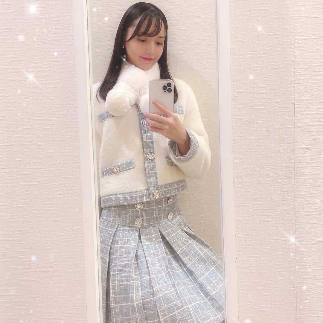 村西里世のインスタグラム：「お気に入りのセットアップ🤍💎✨ #全身鏡 #全身コーデ #今日のコーデ #セットアップ #セットアップコーデ #ガーリー #ガーリーコーデ #冬コーデ #お洒落さんと繋がりたい #おしゃれさんと繋がりたい #ファッション好きな人と繋がりたい #옷스타그램 #패피 #패션스타그램 #코디스타그램 #멋스타그램 #오오티디 #데일리룩 #데일리코디 #데일리패션 #전신샷 #japanesegirl #mirrorselfie #mirrorshot #girly #girlystyle #girlyfashion #fashiongram #instafashion」