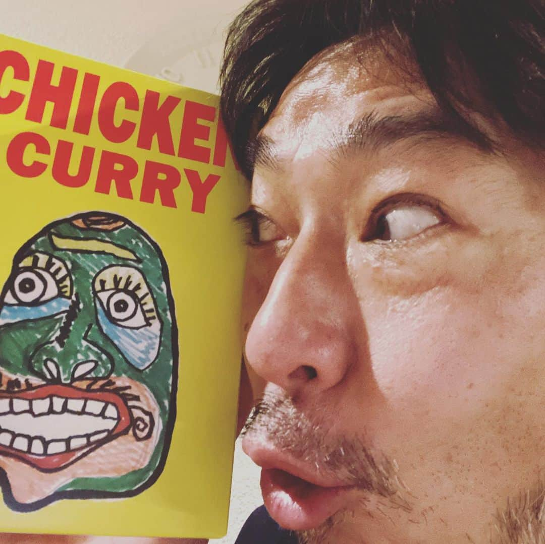 トータス松本のインスタグラム：「うま！ デッカオのレトルトカレー！ パッケージもかわいい。 こうなったらカトゥールも出して！！ 好きなカレー屋さん、家でも食べたいわ！ #デッカオ #チキンカレー #スリランカカレー #スパイスカレー #カトゥール」