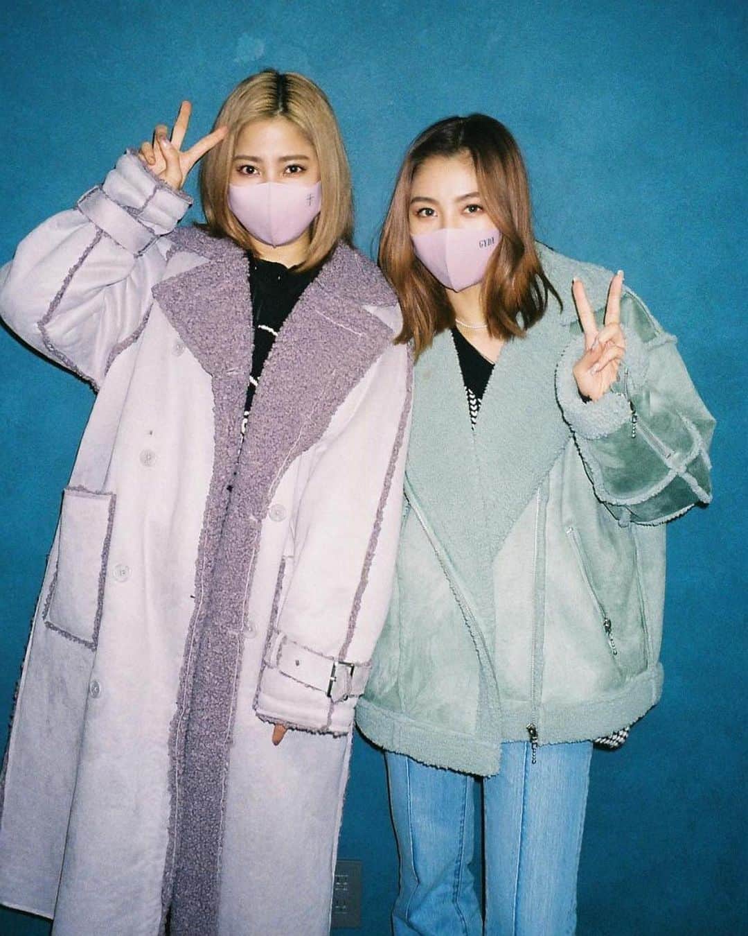 honoka のインスタグラム：「春？と思ってたら 明日からまた寒くなるみたいですね。  この日はひびきとムートンコーデでした。マスクもおそろい😷 フィルムカメラいつもありがとう💕  背景が海外の卒アル感でてる。笑 #知らんけど #ひびきいつも写真とるとき #指が👆になってる #と思ったら自分も2枚目なってた #笑」