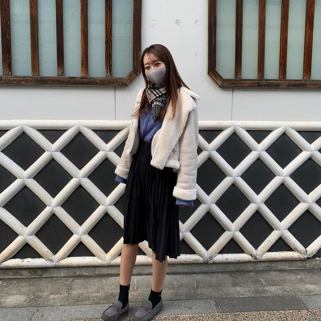 内田夕己のインスタグラム：「. 暖かくなってきたので、 防寒少なめコーデになってきました*° (ずっとインナーダウンにヒートテックは必須な日々でした) . ライダースムートン(#mercuryduo )以外は、 足元も含め韓国で購入しました。 . 確かな記憶だけど..日本円で . ニット→1,000円 スカート→1,200円 靴→500円 だった気がする..！  ソウルの高速バスターミナル駅で買ったよ♬︎ 早く韓国にお買い物行ける平和な日が訪れると良いなあ.. . . #韓国ファッション #韓国コーデ  #今日のコーデ #韓国 #code  #ライダースジャケット  #ライダースムートン #プチプラコーデ #バーバリー」