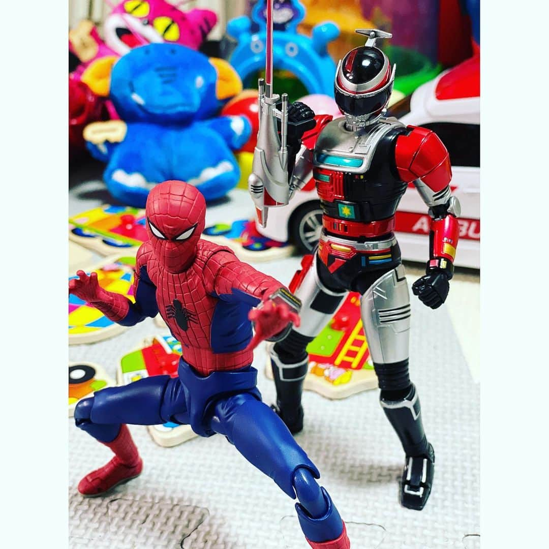 堀之内大介さんのインスタグラム写真 - (堀之内大介Instagram)「東映2大ヒーロー🕷🔥  メタルヒーローシリーズは良曲ばかり。 メタルヒーローシリーズの中でもレスキューポリスシリーズがリアルタイムで見てた上に思い入れあるから、宮内タカユキさんの歌ってる曲が特に好きです！！！ ウインスペクター、ソルブレイン、エクシードラフトをループで聴くことはざらです。  いまだにヒーローで一番格好良いデザインはウインスペクターのファイヤーだと思っています。  あと、メタルヒーローは車も格好良い🚓 東映スパイダーマンのGP-7もかなりパンチありますけどね🏎  #shfiguarts  #東映スパイダーマン  #ウインスペクター」2月23日 21時10分 - horinouchi_bbb