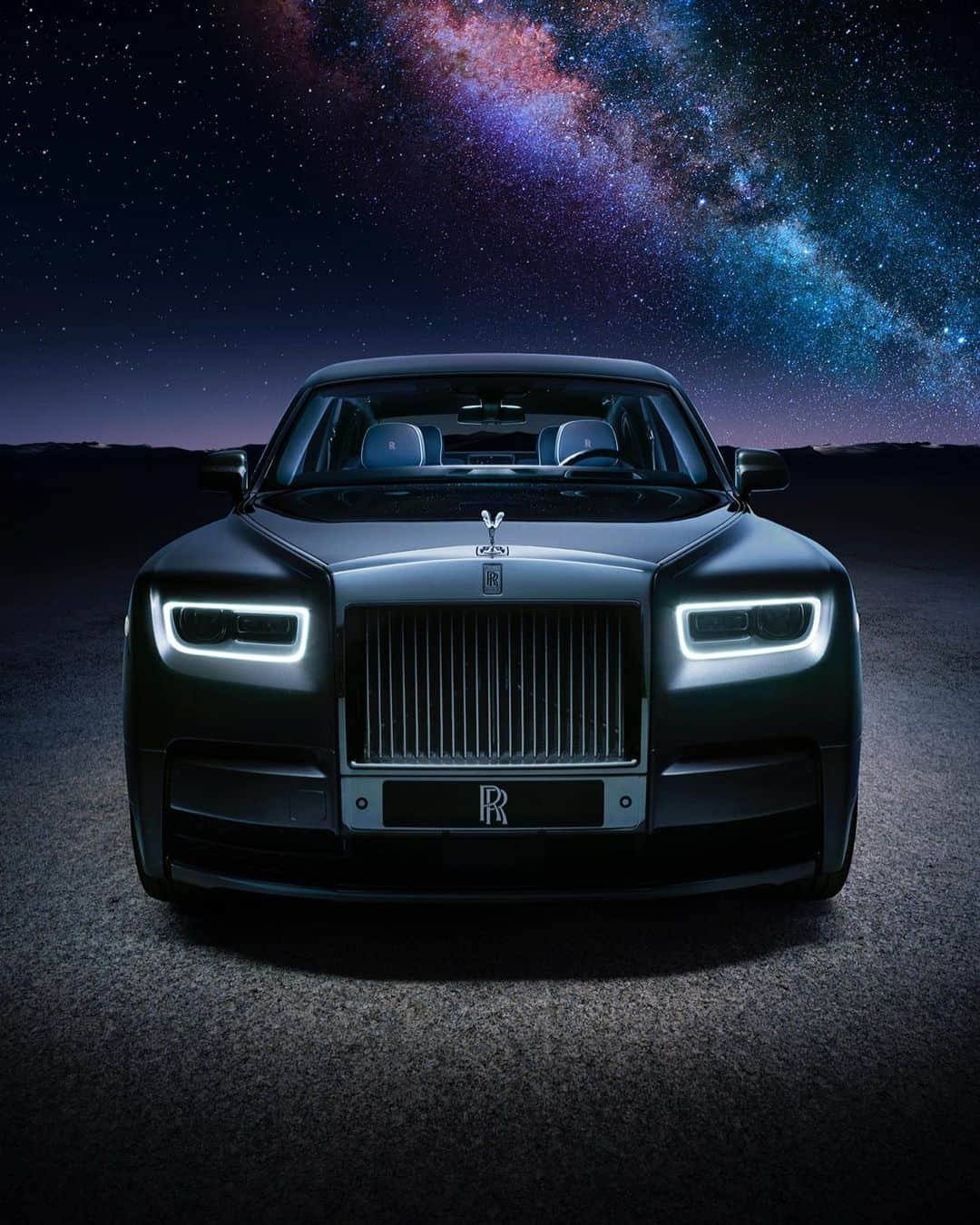 ロールス・ロイスのインスタグラム：「Introducing #PhantomTempus: A collection car for masters of their universe.   Within its orbit, the world comes to a standstill, adapting to its cadence.  Discover #PhantomTempus now; link in bio.  #RollsRoycePhantom  — NEDC (combined): CO2 emission: 329-328 g/km; Fuel consumption: 19.5-19.6 mpg / 14.5-14.4 l/100km. WLTP (combined): CO2 emission: 356-341 g/km; Fuel consumption: 18.0-18.8 mpg / 15.7-15.0 l/100km.」