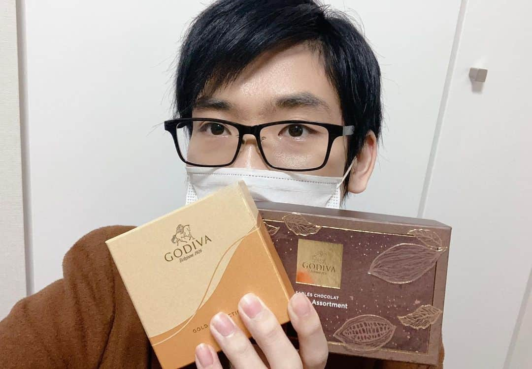 木村滉のインスタグラム：「GODIVA🍫🤤  最高に美味しかったけど カカオ◯%シリーズ。  甘党な木村には50パー超えるときついものがある😅  まさしくビターショコラ‼️笑笑  Like a chocolate... キミだけの僕になろう〜♪♪  (KinKi Kids ビターショコラ)  　 P.S.バレンタインの前後6ヶ月 チョコレートを受け付けています🍫  #チョコレート #チョコ #kinkikids #KinKi #堂本光一 #堂本剛 #godiva #バレンタイン #バレンタインデー #ホワイトデー #気象予報士 #天気予報 #カカオ #前後6か月 #年中受けつけているということ」