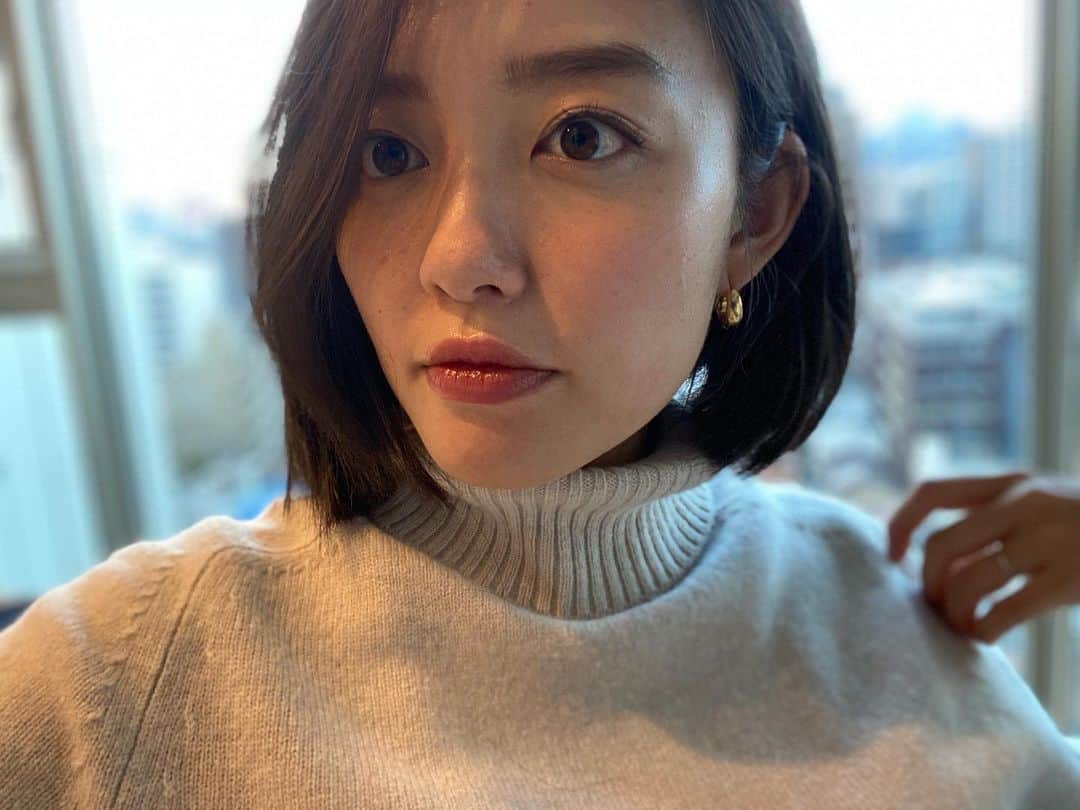 阿部優貴子のインスタグラム：「久しぶりに、バッッッサリ✂️ ！✌️❤️  産後の髪の毛を乾かす手間を省きたいという想い以上に、もろもろ気合を入れたく、 3年ぶりのボブに。🔥 いやースッキリ。🥺💕 30代になってからのボブの方が なんかしっくりくる気がする。。！ ピアスはこの冬ヘビロテ中の @tomwood_project ✌️ 春夏に向けてシルバーも欲しいところ。  #バッサリカット  #ボブ#前下がりボブ#haircut」