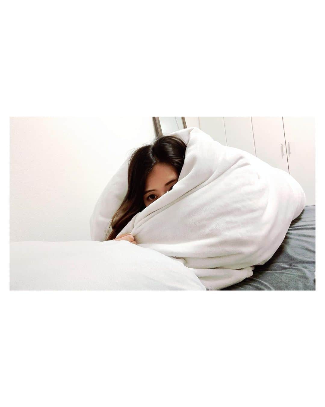 高田汐美のインスタグラム：「なんか最近PMSがひどくて毎月奇行種🤷🏼‍♂️もはやホラーみたいになってるw 癒しの横浜流星と付き合えれば絶対治るんだけどなぁ(本音) 無理そうだからCBDオイルに手を出してみた。 こめかみおもいっきし痛いくらいゴリゴリするのが好き。なんかいい香りがしてリラックスして眠くなったので寝るねおやすみ😴  #cbd #pr」