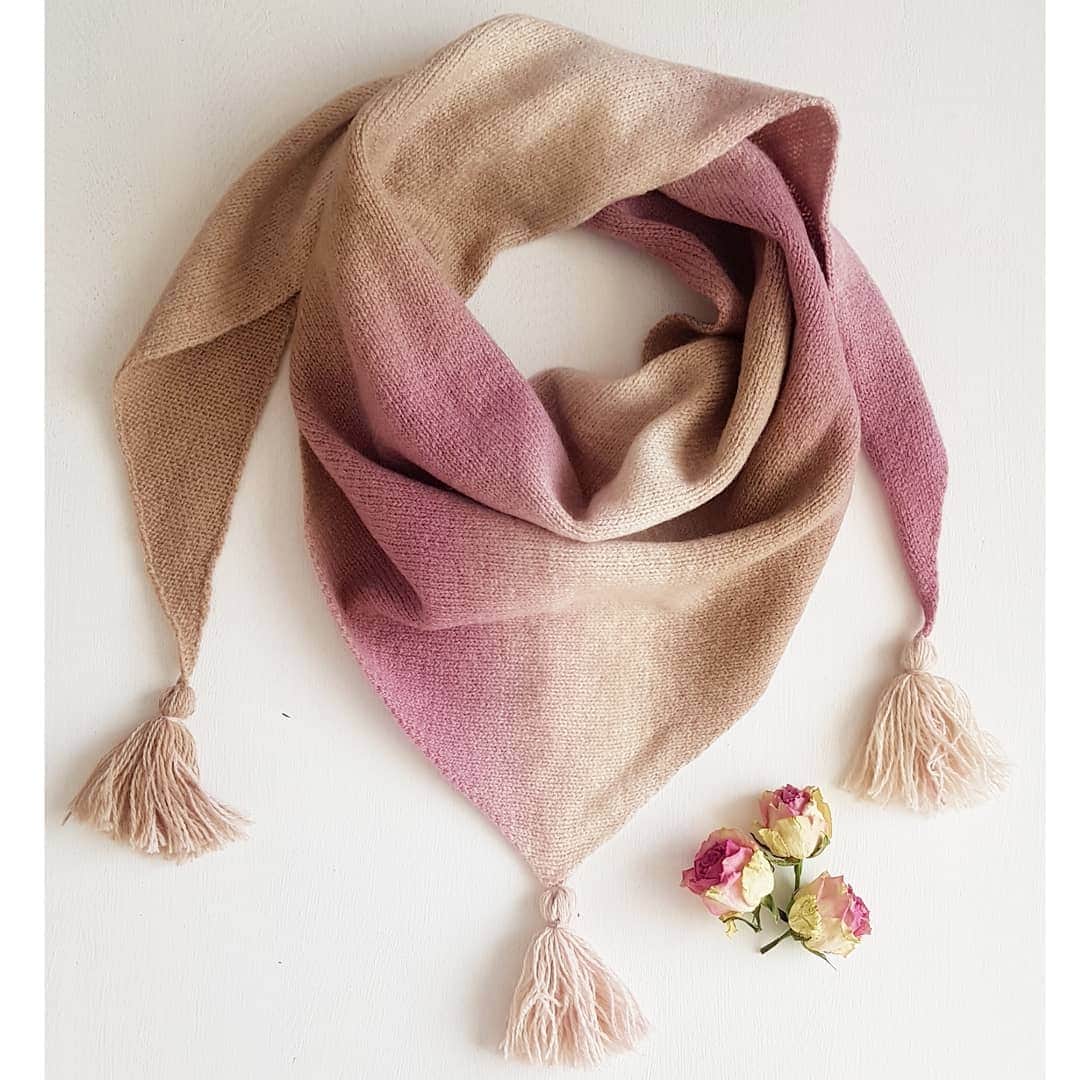 ティネスのインスタグラム：「ＳＡＬＥ! 💟 Gorgeous sets of triangle scarf & matching hat in various colors. Special price!  These scarfs can be worn under the jacket or on top of it. They look great on sweaters too and can be used as a head wrap. Hats are one size design with roll up. These sets add color and style to your look and most importantly- will keep you warm and cosy.  Choose your color and order on WWW.TINES.LV Shop directly via link in the bio 🔝」