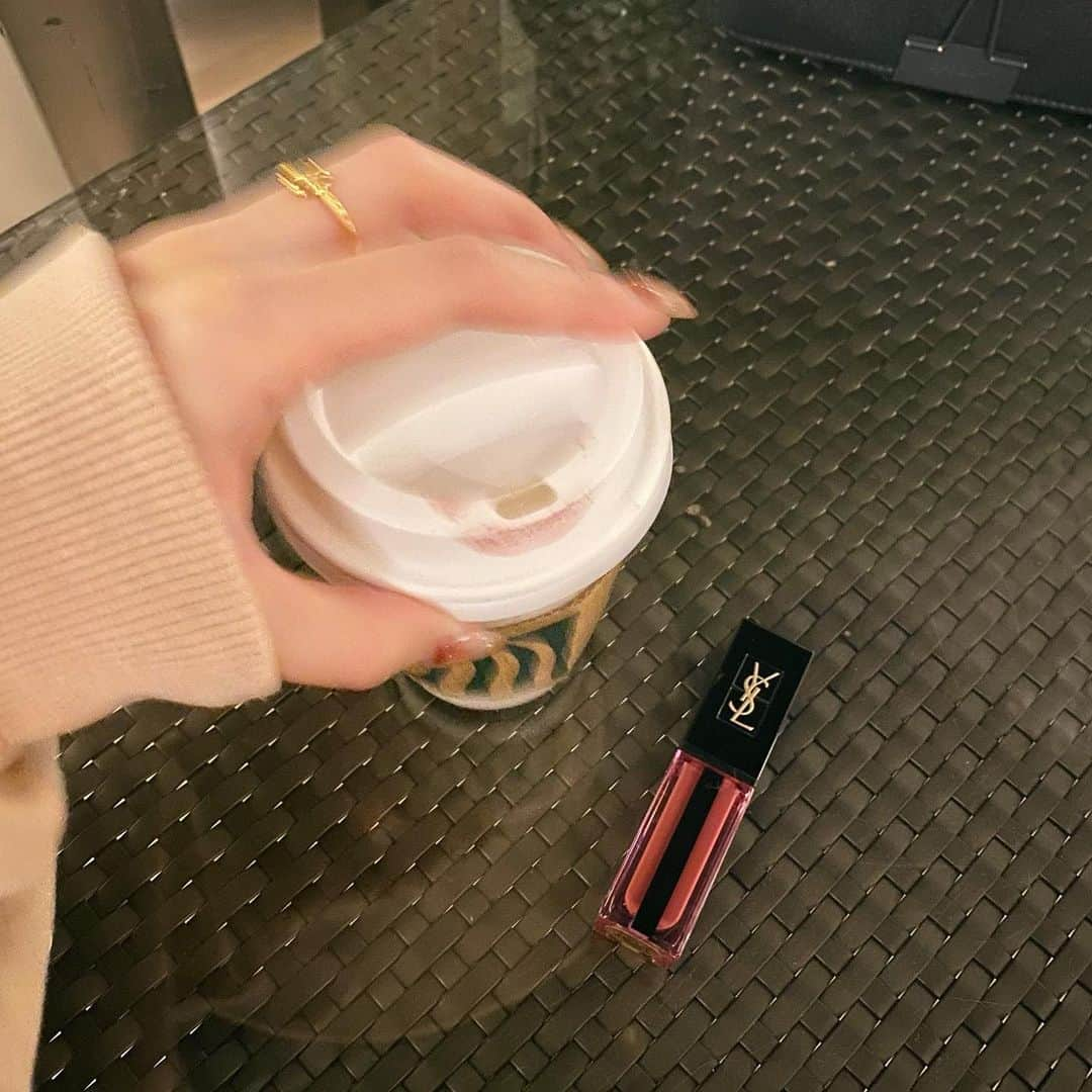 ゆきらのインスタグラム：「favorite lip💋 最近お気に入りのリップ #粘膜リップ で有名なやつ💄617」