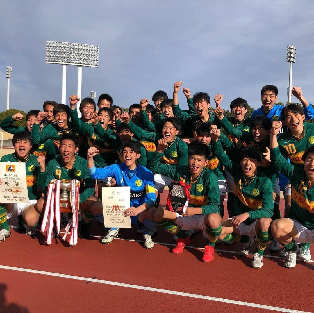 伊藤薫平のインスタグラム：「優勝は静岡学園！！  #高校サッカー  静岡県新人大会の決勝戦が 行われました。 #静岡学園 が #藤枝東 を2-0で下し、 3年ぶり16回目の優勝を 勝ち取りました。  感染拡大で、一時は 開催が不透明になり、 3週間遅れた大会。  「サッカーが出来る喜びを 　噛み締めて戦おう」。 取材させてもらいながら、 選手達がこの言葉を胸に 人間的に 大きくなっていく様子を 感じました。  そして何より試合の レベルの高さ！  解説の #鈴木啓太　さんは 「新人戦とは思えない 高いクオリティー」と語った 決勝戦！ 深夜1:59から放送です！ 選手権100回大会へ向け ニューヒーローは！？  ※私たちアナウンス室からも ニューヒーローが。 後輩の #須藤駿介　アナが 地上波で実況デビューしました！  私たち男性アナ陣にとっても 嬉しい1日となりました！  出発時間の2時間前から 発声練習してた成果を ご覧ください✨  ※撮影時のみマスクを外しています」