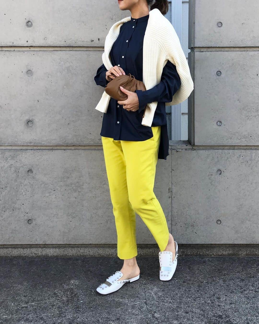 yukoさんのインスタグラム写真 - (yukoInstagram)「2021/02/23  yellowのパンツが履きたくて🐝💛イエローが映える様にネイビーのブラウスと合わせたよ♩ 今季のものではないけどお気に入りです😌　  tops #damefrank  pants #zara knit #hm bag #bottegaveneta  shoes #sergiorossi」2月23日 21時19分 - sa_youu