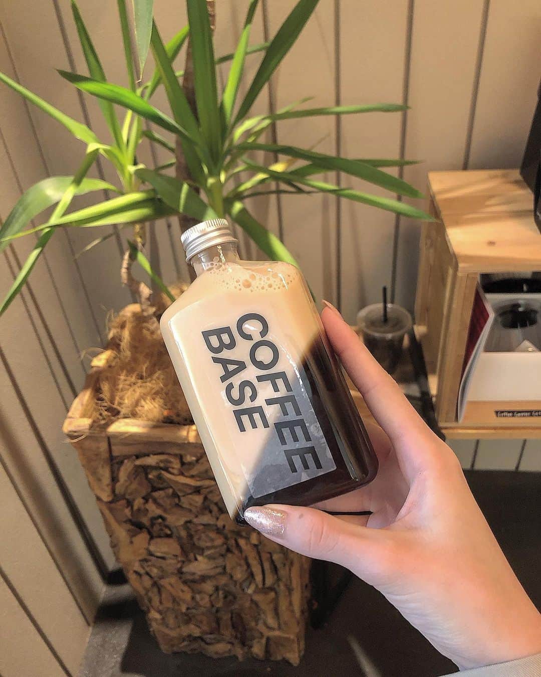玉川来夢のインスタグラム：「Coffee Base KANONDO ボトルドリンク　カフェオレ&コーヒーゼリー💗 とってもお洒落なお店で ボトルドリンクも可愛くて めっちゃテンション上がった♡ 珈琲も美味しくて🤤 珈琲好きにはたまらないです！ 甘めが良い方はシロップを入れるのがおすすめっ！ #coffeebasekanondo #京都カフェ #kyotocafe #京都スイーツ #京都グルメ #京都旅行 #京都コーヒー #pr #トリドリベース」