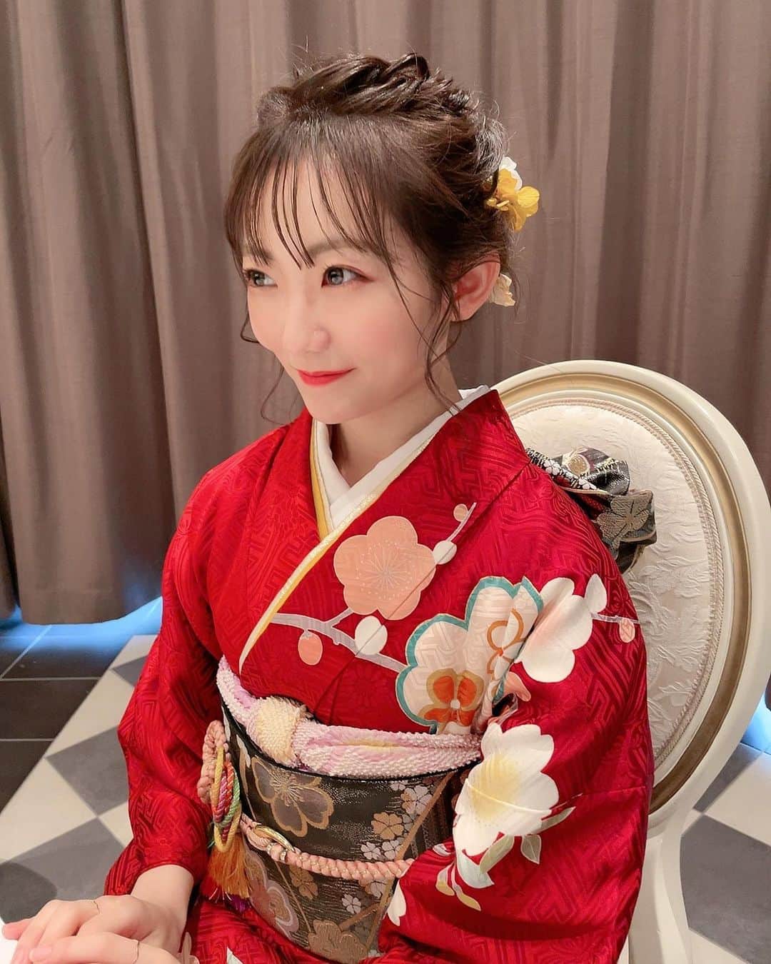 夏川愛実のインスタグラム：「﻿ ﻿ 姉の結婚式へ❤️﻿ 振袖着ました😌﻿ ﻿ ﻿ ﻿ この時期だから一度延期になっちゃってて、﻿ なんとか無事開催できて本当に良かった🥺﻿✨ ﻿ ﻿ ﻿ #結婚式#振袖#振袖ヘア#振り袖#振袖ヘアアレンジ﻿ ﻿#結婚式コーデ#振袖コーディネート  ﻿ ﻿」