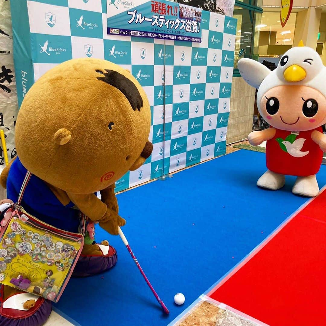 平和堂イメージキャラクター「はとっぴー」さんのインスタグラム写真 - (平和堂イメージキャラクター「はとっぴー」Instagram)「🏑🏃‍♂️🏑🏃‍♂️🚩🕊🕊🦫🎶✨  #BlueSticks @bluesticks_shiga  #ビバシティ彦根 #ビバシティ平和堂 #ビバシティ #VIVACITY  本日、13:30から ビバシティ彦根で開催の、 BlueSticks 🏑✨がやってくる イベントにたくさんのご来場をいただき、 誠にありがとうございました☺️🏑🏃‍♂️✨  ビバシティ彦根#マスコットキャラクター #ビバッチェくん @vivattcheekun 🏑🦫🎶 #はとっぴー 🏑🕊🕊🎶 も会場で、応援におじゃまさせていただき、 ご来場頂いた皆様、 #ブルースティックス🏑🏃‍♂️✨ 先週の皆様と、#ホッケー 体験 に参加をさせていただきました✨  2020年3月に発足した、 日本最高峰の、 #ホッケー日本リーグ #HJL #H1 所属の、 #滋賀県 の ホッケーチームです 🏑🏃‍♂️🏑🏃‍♂️🏑🏃‍♂️✨✨ 皆様も、ぜひ、応援📣 宜しくお願いします☺️🏑📣🕊🕊🦫✨  #平和堂 #BlueSticks_SHIGA #HOCKEY #ブルースティックス滋賀 #滋賀県 #彦根市」2月23日 21時21分 - hatoppy