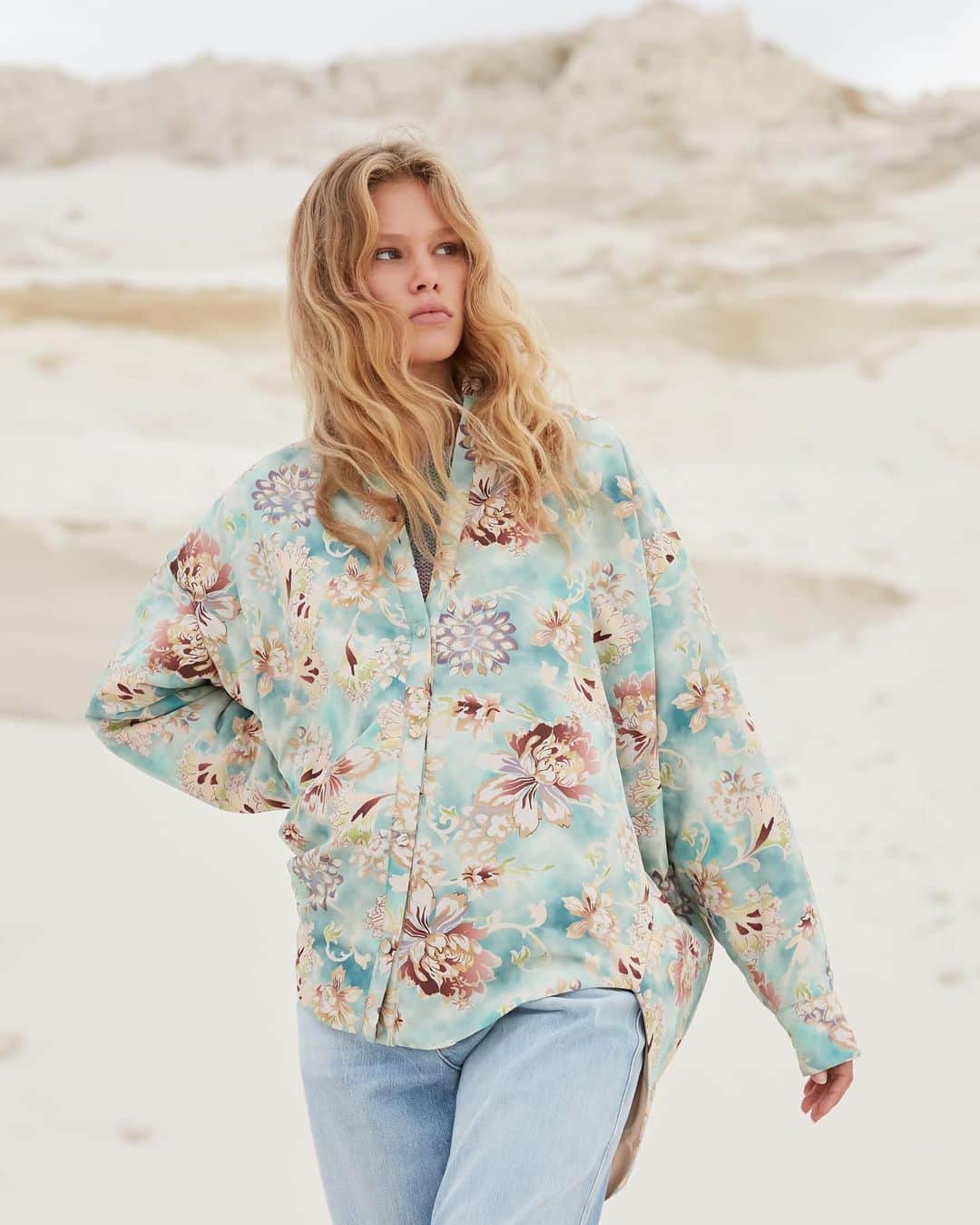 メドモアゼルのインスタグラム：「Long hair blowing in the wind  Mesdemoisellesparis.com #mesdemoisellesparis」