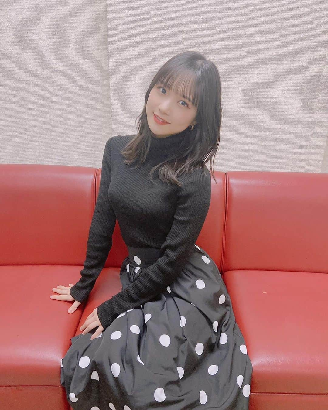 稲場愛香さんのインスタグラム写真 - (稲場愛香Instagram)「❤﻿ 赤いソファーに黒い服🐾﻿ ﻿ ﻿ #juicejuice #稲場愛香 #まなかん #アイドル #idol ﻿ #赤 #黒 #ポーズ謎 #インスタ映え わからない ﻿ #カッコつけようとするとふざけちゃう ﻿ #撮影者 #井上玲音 ちゃん 🤳」2月23日 21時22分 - manaka_inaba.official