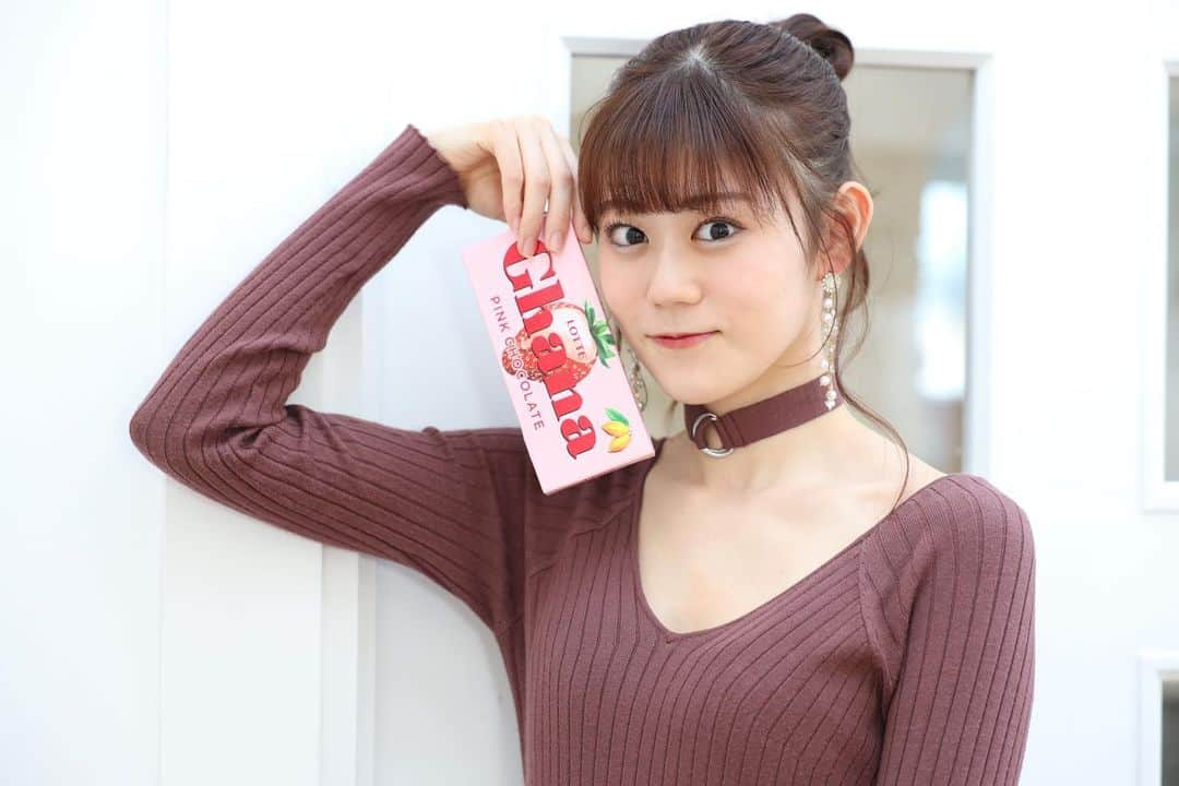 久木田菜々夏さんのインスタグラム写真 - (久木田菜々夏Instagram)「バレンタインの日の撮影🍫  疲れた日には甘いものが ついつい食べたくなっちゃう🤫💞  #チョコレート #バレンタイン #ghana #撮影 #撮影モデル #撮影会 #モデル #お団子ヘア #ヘアアレンジ #ワンピース #photography #photo #filmphotography #picture #mercuryduo #chocolate #ghana #lotte #一眼レフ #一眼レフのある生活 #model #4like #l4l #グルメ #ラーメン #女子大生」2月23日 21時22分 - nanaka_kukita