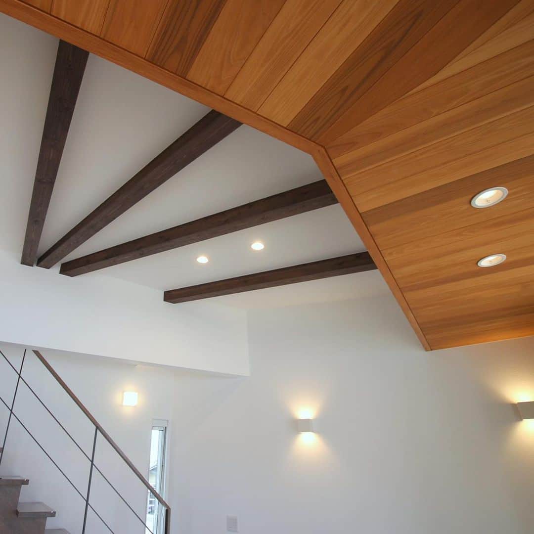 OUKEN DESIGN - 株式会社旺建さんのインスタグラム写真 - (OUKEN DESIGN - 株式会社旺建Instagram)「． 天井を板張りにすると、 その色や風合い、存在感から個性的な特徴を与え、 おしゃれで温かみのある雰囲気となります。  無垢のフローリングも素敵ですが、 もっと木の質感を楽しみたい！という方には 板張り天井はおすすめのアイデアの一つです✨  木の自然な素材や香りは、癒しのくつろぎ感も作り出してくれますね(^^)  #板張り天井 #レッドシダ― #無垢 #折上げ天井 #化粧梁 #ブラケットライト #施工事例 #LDK #建築デザイン #設計士とつくる家 #住宅設計 #店舗設計 #空間設計 #パッシブ設計 #意匠設計 #香川の家 #岡山の家 #cocospace #ココスペース #高気密高断熱 #耐震等級3 #長期優良住宅 #ua値 #c値 #自由設計 #注文住宅 #デザイン住宅 #ouken #旺建」2月23日 21時25分 - oukendesign