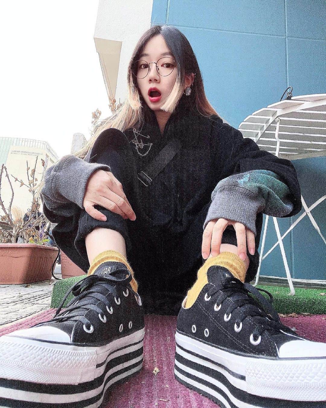 高田志織さんのインスタグラム写真 - (高田志織Instagram)「厚底信者🙃 脚が長く見えるから、厚底の靴ばかり増えています。 たまにグキッてなると恥ずかしいので、気をつけよう。  CONVERSE👟  #コンバース#converse#厚底スニーカー」2月23日 21時26分 - shiori_naast