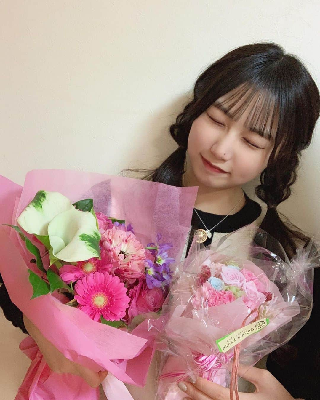 宮丸くるみさんのインスタグラム写真 - (宮丸くるみInstagram)「リリイベの時にファンの方から卒業祝いに花束頂きました🥺♡  メンバーカラーでめっちゃかわいい、、、♡ ありがとうございます🥺  ・ ・ ・  #リリバリ #lilyofthevalley #アイドル #idol #jk #18歳 #高校生 #花束 #卒業 #ぱっつん前髪 #みつあみアレンジ #ロングヘア #黒髪 #ヘアアレンジ」2月23日 21時27分 - k_r_m1225