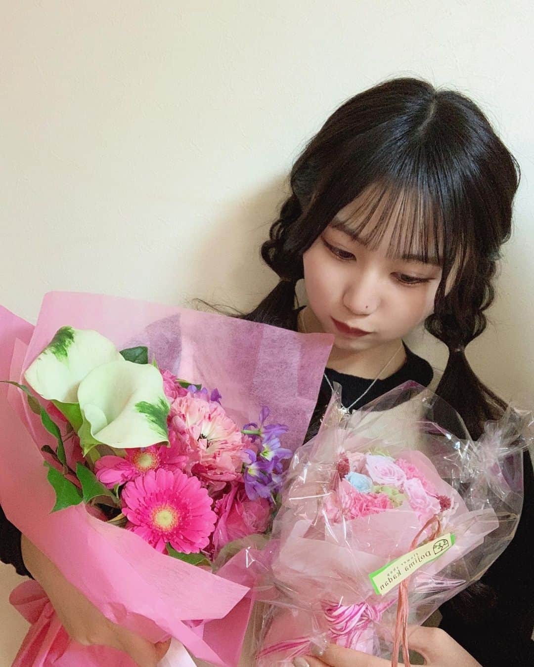 宮丸くるみのインスタグラム：「リリイベの時にファンの方から卒業祝いに花束頂きました🥺♡  メンバーカラーでめっちゃかわいい、、、♡ ありがとうございます🥺  ・ ・ ・  #リリバリ #lilyofthevalley #アイドル #idol #jk #18歳 #高校生 #花束 #卒業 #ぱっつん前髪 #みつあみアレンジ #ロングヘア #黒髪 #ヘアアレンジ」
